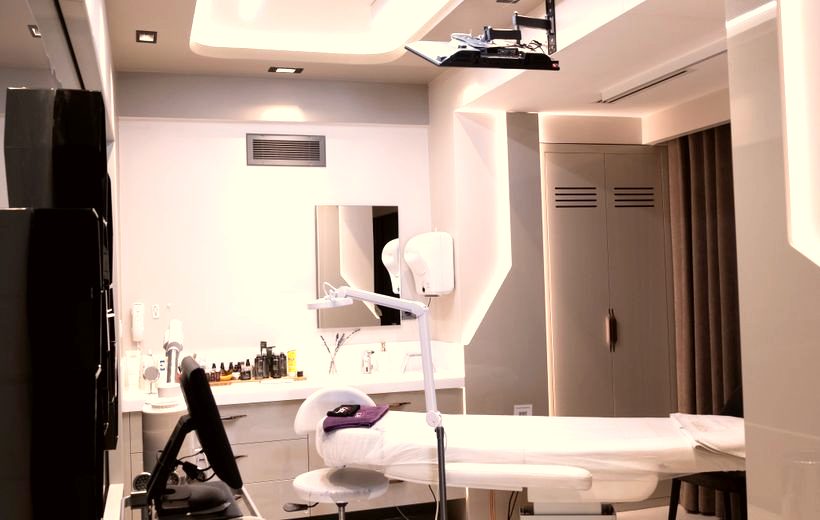 Illustration: treatment room with couch, lamp and mirror
