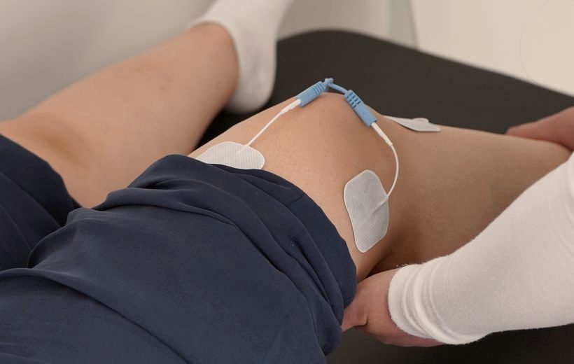 Symbolbild Muskelstimulation: Elektroden am Oberschenkel