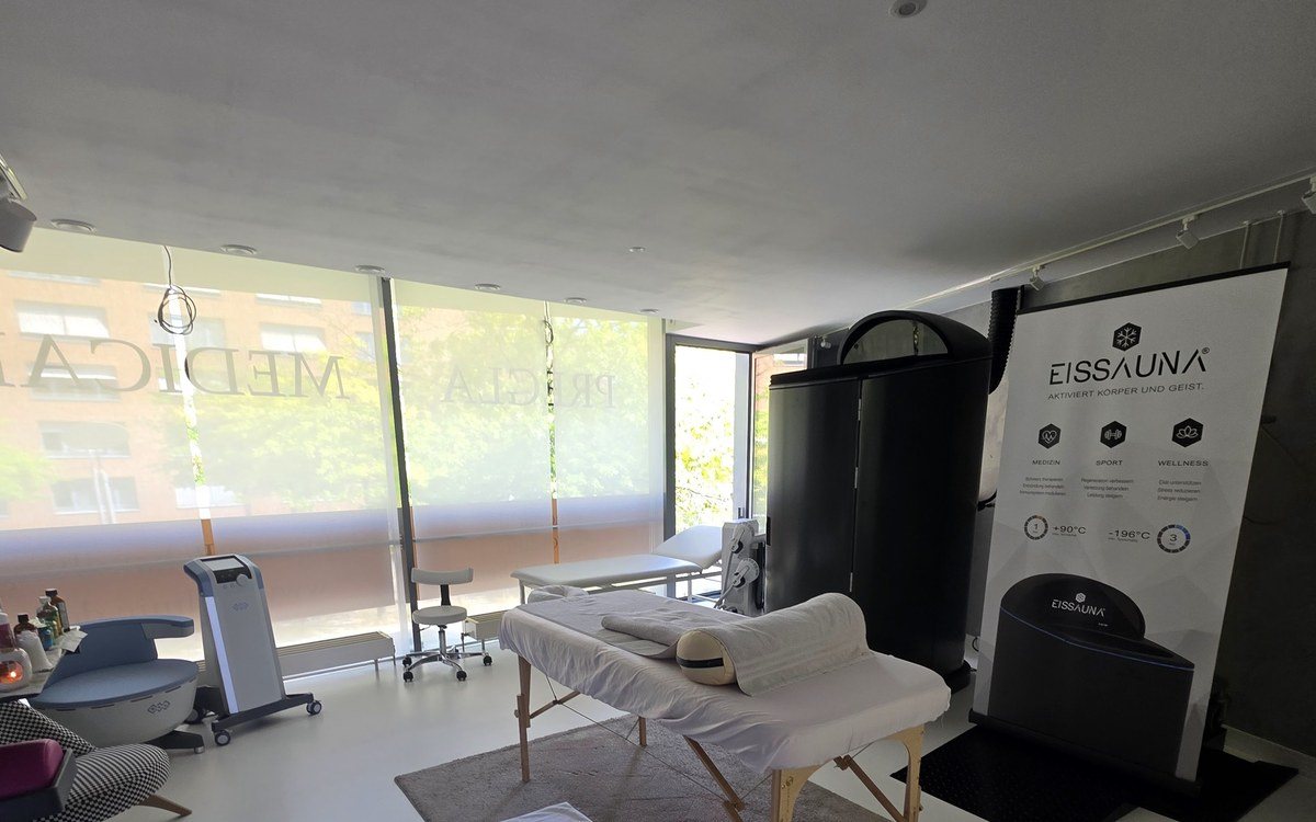 Behandlungsraum mit Liege und Eissauna-Kabine, Berlin