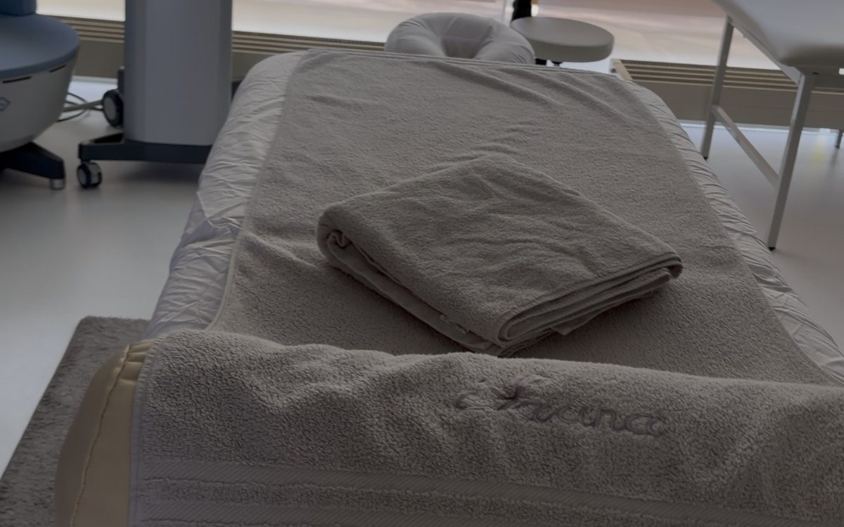 Frisch bezogene Massageliege im PREGLA Medical Institute, Berlin