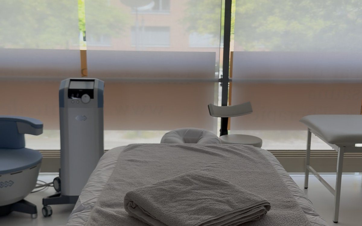 Massageliege am Fenster, Berlin-Tiergarten